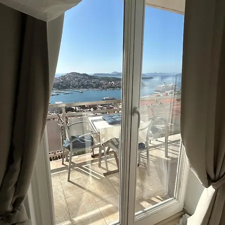Iva Apartman *